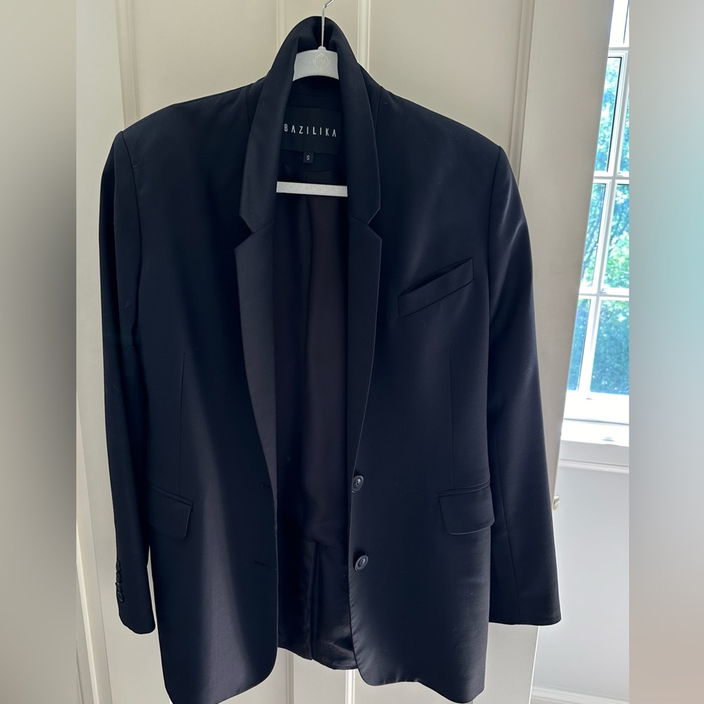 Black oversized blazer by the Bazilika.